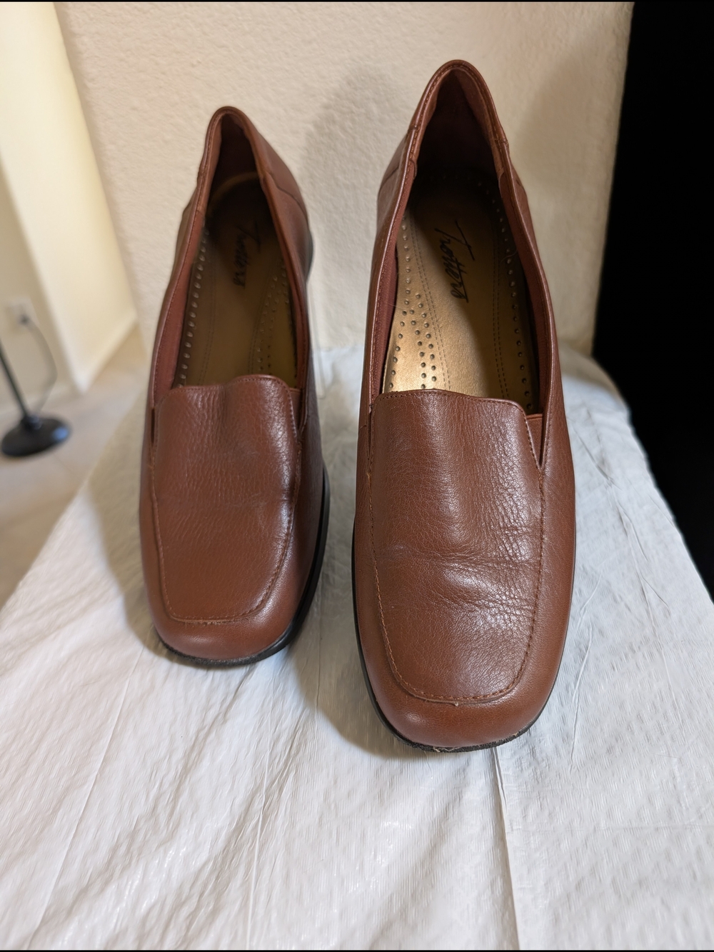 Trotters Women's Brown Leather Slip-On Loafers